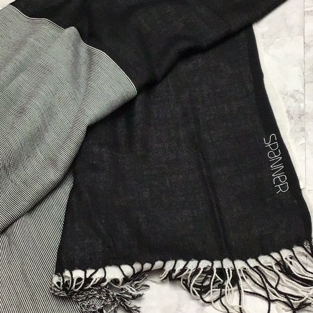 SPANNER Reversible shawl scarf.